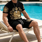👕 JETZT 50 % RABATT! 👑 Herren-T-Shirt- und Shorts-Set mit Goldwappen-Print – Stylisch, atmungsaktiv und perfekt für lässige Sommertage oder sportliche Looks 🩳