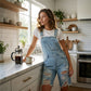 Damen Destroyed Denim Latzhose Shorts