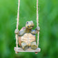 ⏰ 50 % RABATT – Nur für kurze Zeit 🐢 Gartenfigur Schildkröte auf Schaukel 🌿 Deko aus Kunstharz für Garten, Terrasse & Balkon
